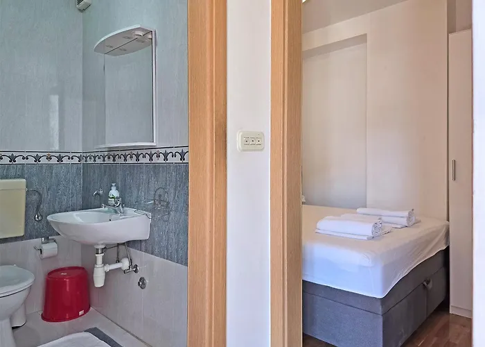 Central Beach Apartment Апартаменты Макарска