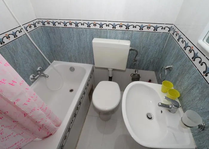 Central Beach Apartment Макарска