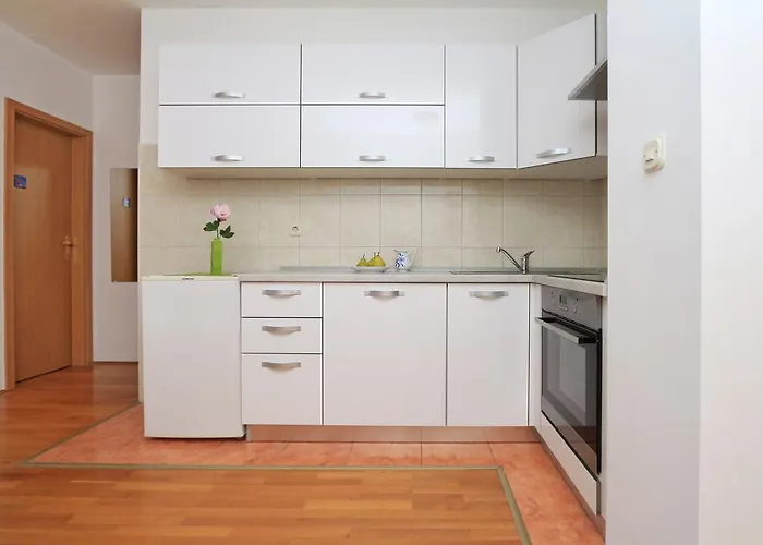 Central Beach Apartment Макарска